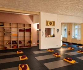Yogaraum mit Yogamatten, Meditationskissen, Deckenregal und hellem Wohlfühl-Ambiente. Yogaraum mit Yogamatten, Meditationskissen, Deckenregal und hellem Wohlfühl-Ambiente.